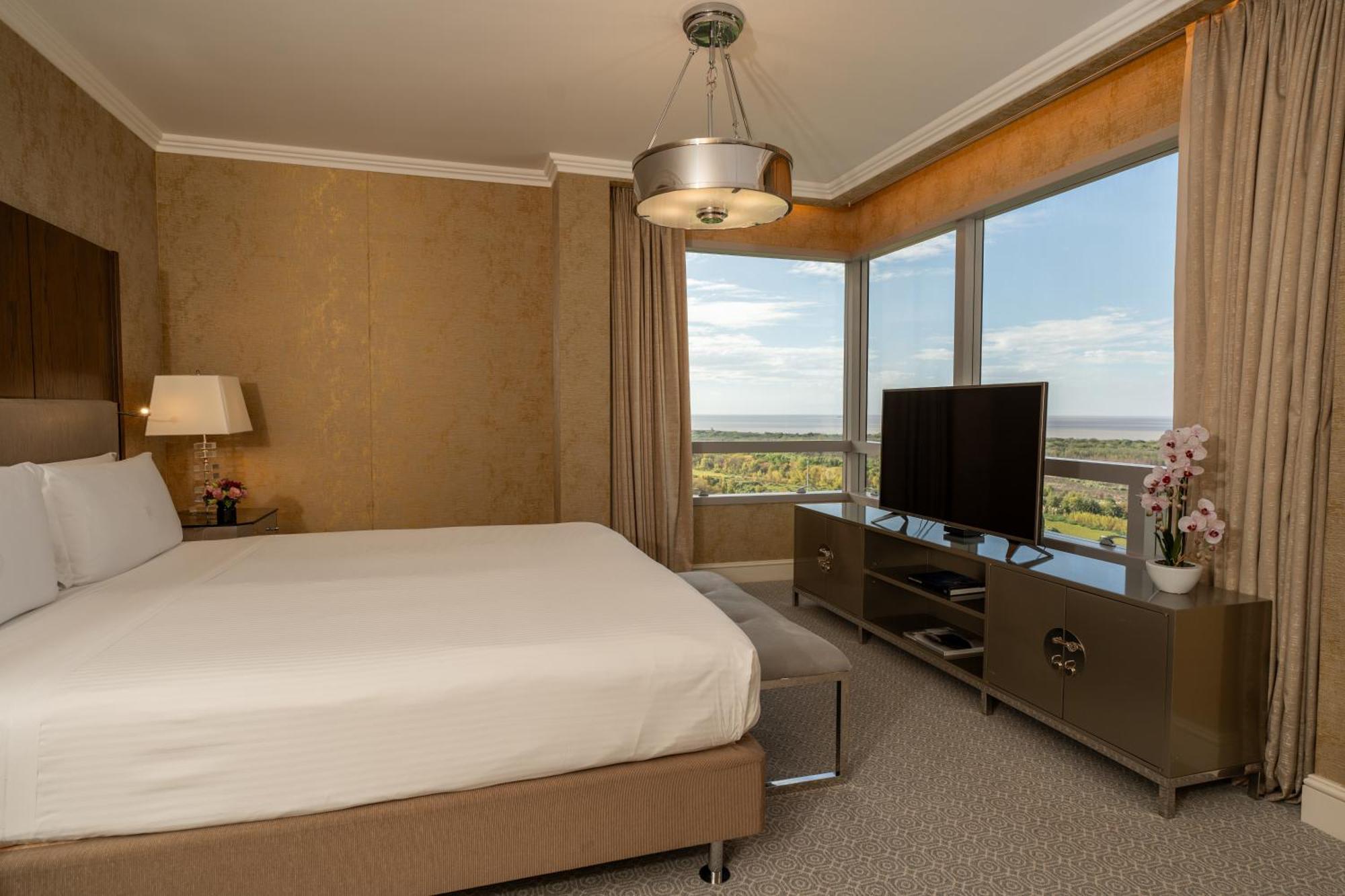 Alvear Icon Hotel Buenos Aires Extérieur photo A bedroom at the Hilton San Diego Bayfront
